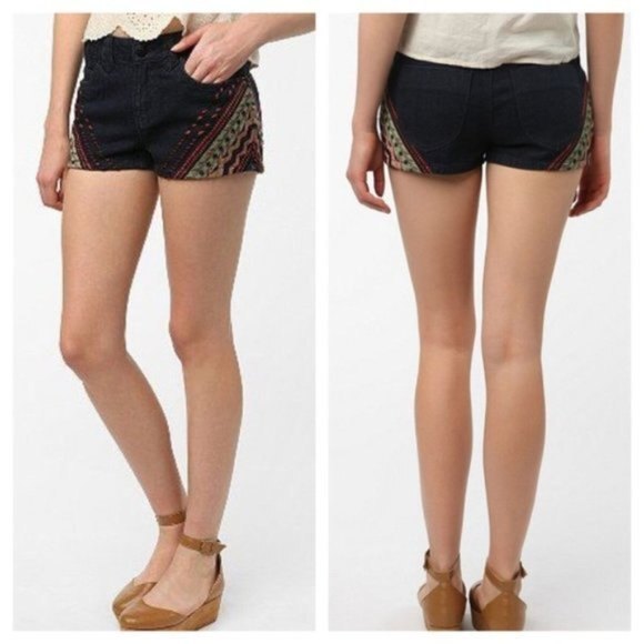 BDG Aztec Tribal Embroidered Dark Wash Denim 5 Pocket Shorts Size 28 - Picture 1 of 9
